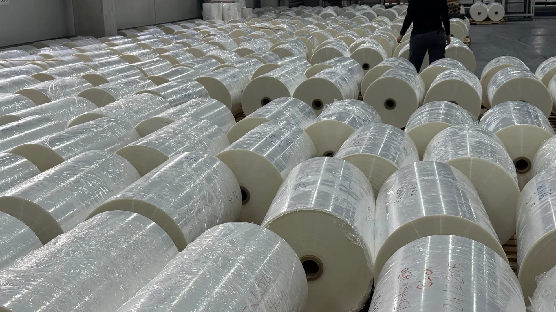 MGS Maripak deposunda sevkiyata hazir POF shrink film rulolari