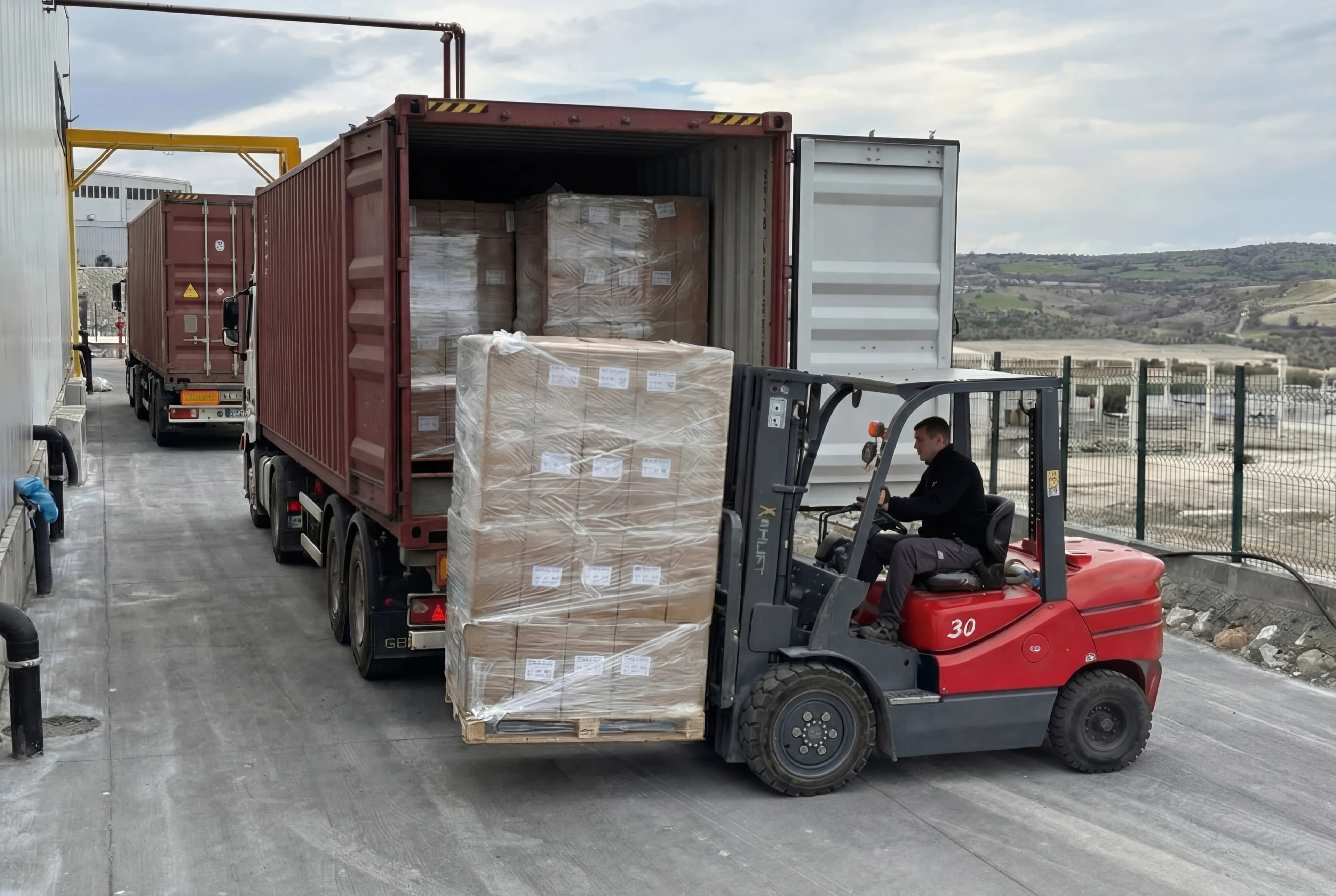 MGS POF shrink film forklift ile kamyon yukleme — Balikesir tesisi sevkiyat
