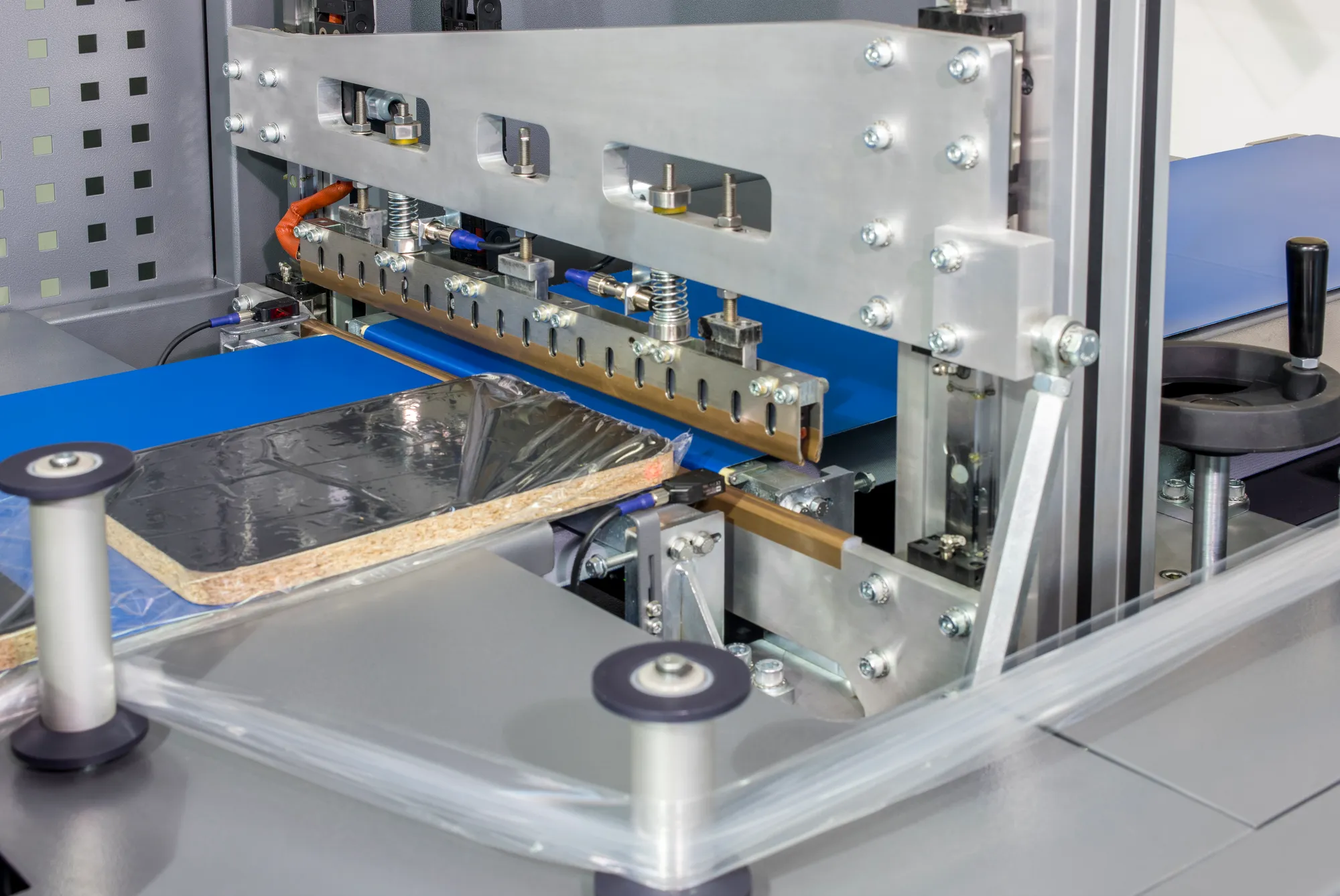 Shrink ambalaj makinesi kesim detayı