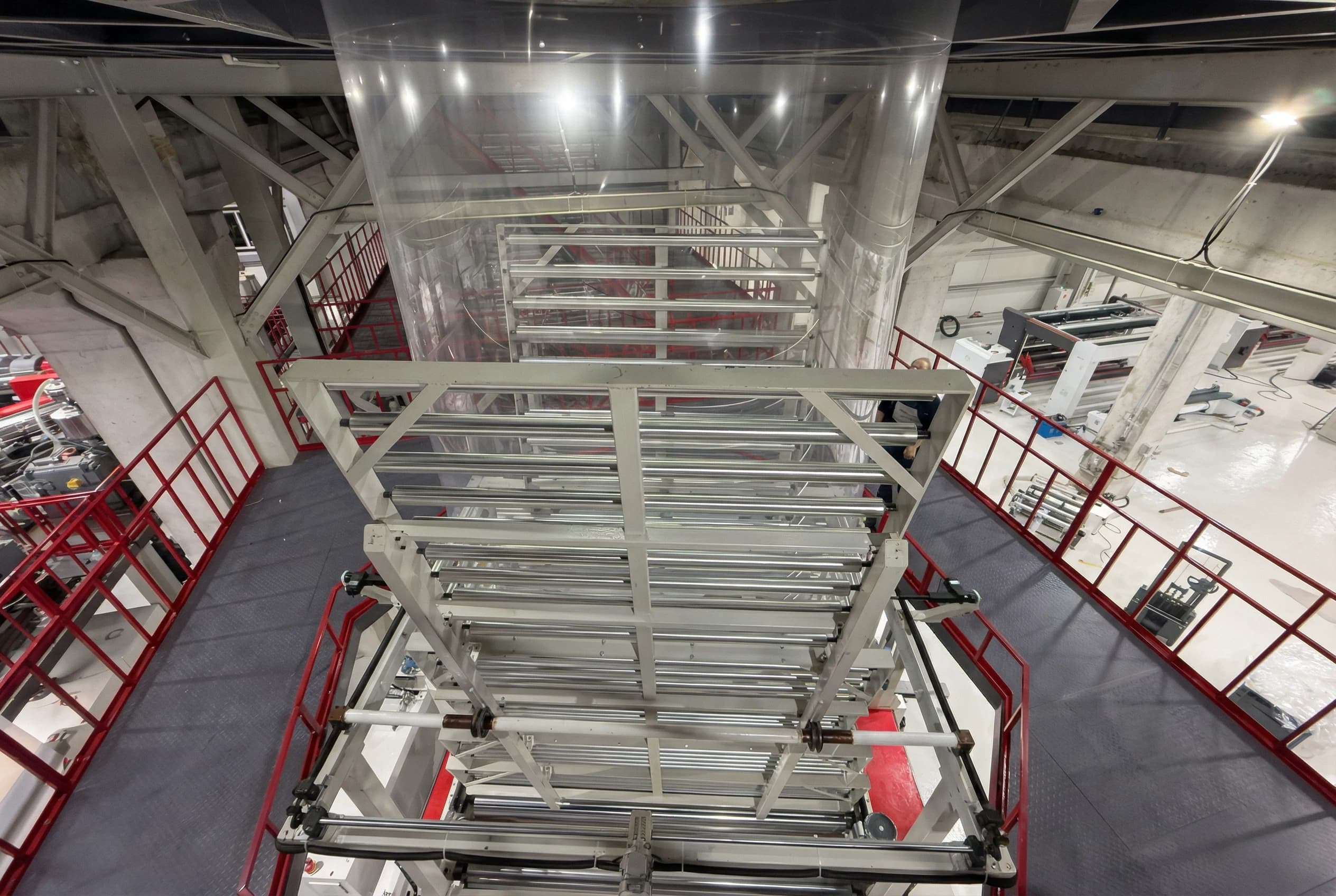 MGS 5 katmanlı ko-ekstrüzyon POF shrink film balon kulesi üst seviyesi — jumbo bobin sarım hattı